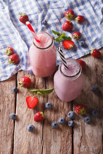 Milkshake casero con fresas y arándanos. Vertical t —  Fotos de Stock