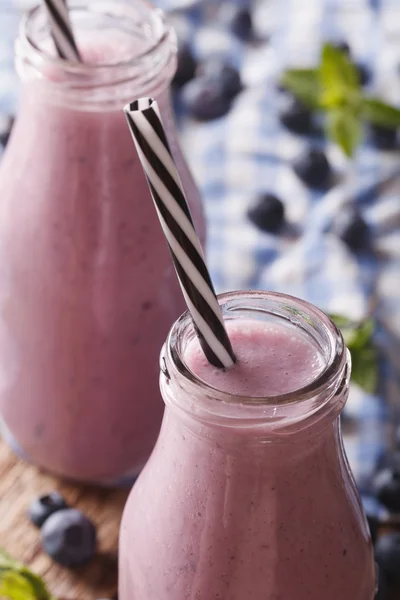 Υγιεινό smoothie Blueberry σε γυάλινο μπουκάλι μακροεντολή. κάθετη — Φωτογραφία Αρχείου