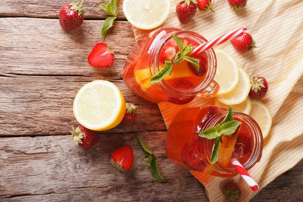 Zomer aardbeien limonade met pepermunt close-up. horizontale — Stockfoto