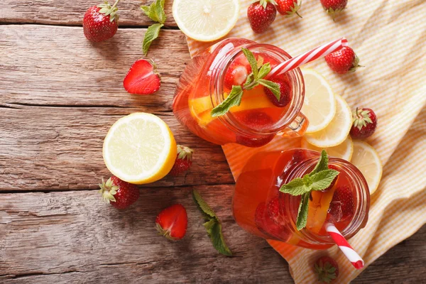 Sommer-Erdbeer-Limonade mit Pfefferminze in Nahaufnahme. horizontal — Stockfoto