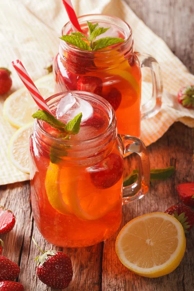 Sommer-Erdbeer-Limonade mit Pfefferminze in Großaufnahme auf dem Tisch — Stockfoto