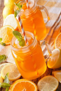 yakın çekim limon, nane ve buz ile soğuk portakal suyu. dikey