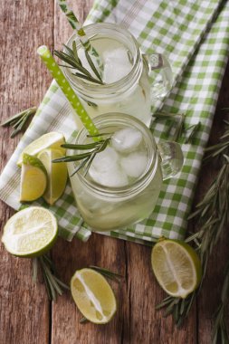 Kireç, buz ve biberiye ile soğuk limonata yakın çekim bir cam ja