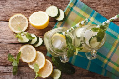 Soğuk su, buz ve nane limon salatalık closeup bir cam ile