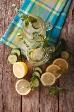 Yaz içeceği salatalık, limon, buz ve nane ile yakın çekim bir gl