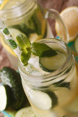 Buz ve nane bir cam makrosunda ile ev yapımı salatalık limonata ja