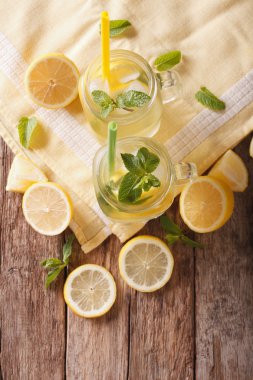 Buz ve nane ile lezzetli yaz limonata yakın çekim cam kavanozda 