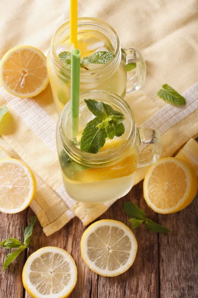Traditionelle Limonade mit Eis und Minze hautnah im Glas. — Stockfoto