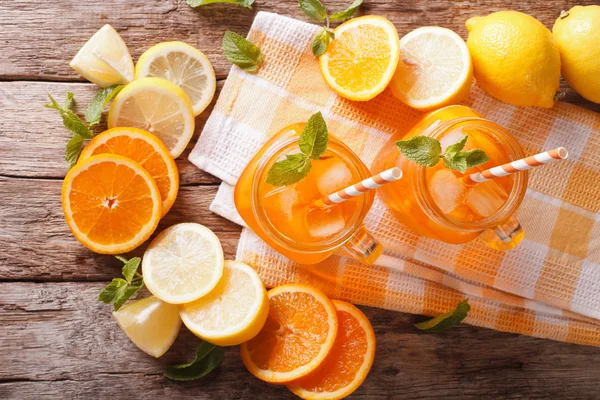 Koktajl pomarańczowy z lodem i mięty w szkło słój zbliżenie. głowicami p. — Zdjęcie stockowe