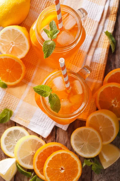 Oranje cocktail met ijs en munt in een glazen pot close-up. Vertic — Stockfoto