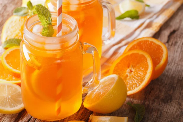 Frisk cocktail med appelsiner, citroner, is og mynte i glaskrukke - Stock-foto