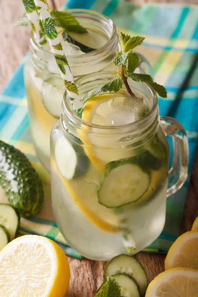 Boisson d'été au concombre, au citron, à la glace et à la menthe close up in a gl — Photo