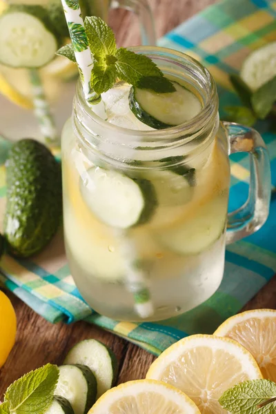 Citronnade au concombre, menthe et glace dans un bocal en verre. ve — Photo