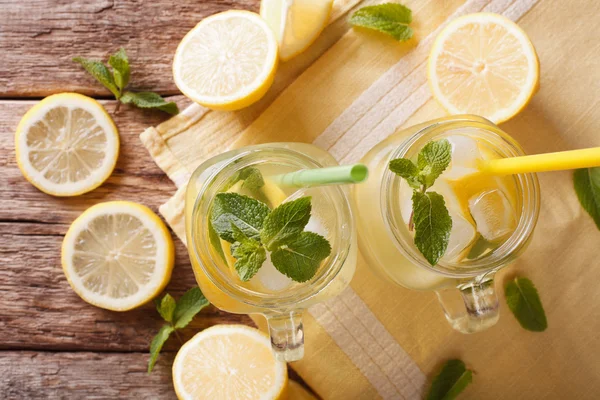 Zelfgemaakte limonade met ijs en munt close-up in een glazen pot. Hor — Stockfoto