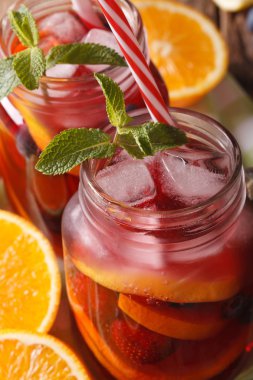 bir gla portakal, çilek ve yaban mersini makroda ile kırmızı sangria