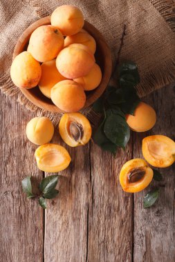 Masanın üzerindeki ahşap kasede lezzetli olgun kayısılar.. 