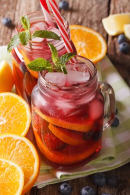 Alkollü meyve kokteyli buz ve nane ile yakın çekim bir cam j