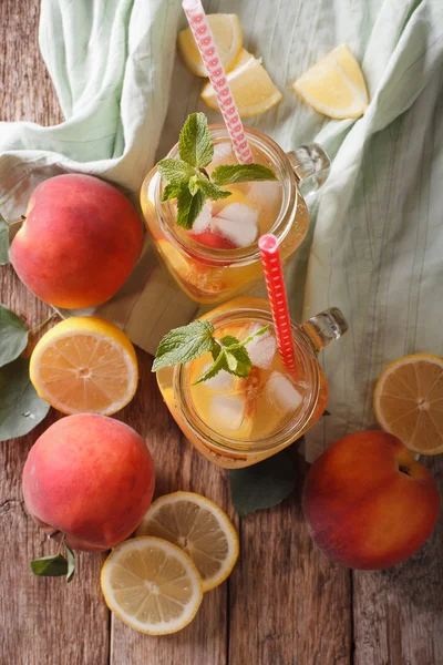 Verse perzik limonade met ijs en munt in een glazen pot close-up. V — Stockfoto