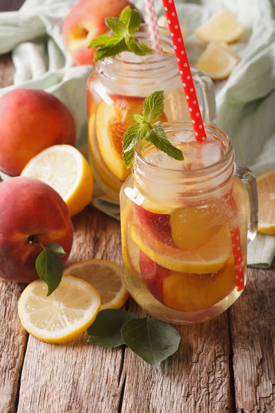 Perzik limonade met ijs en munt close-up in een glazen pot. Vertic — Stockfoto