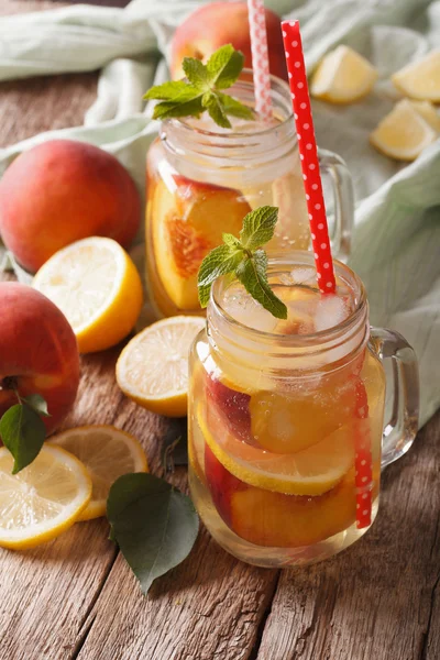 Färsk persika lemonad med is och mynta i en glas burk närbild. V — Stockfoto