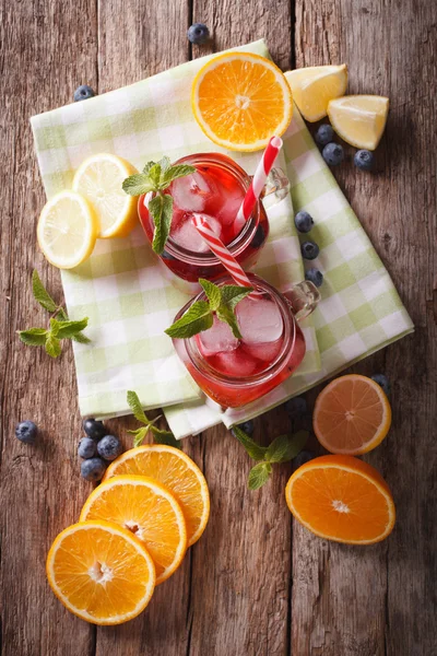 Σαγκρία με εσπεριδοειδή, γεύση φράουλας και βατόμουρου σε ένα γυάλινο βάζο. ve — Φωτογραφία Αρχείου