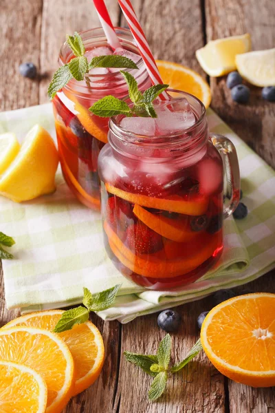 Koude alcoholische drank sangria close-up in een glazen pot. verticale — Stockfoto