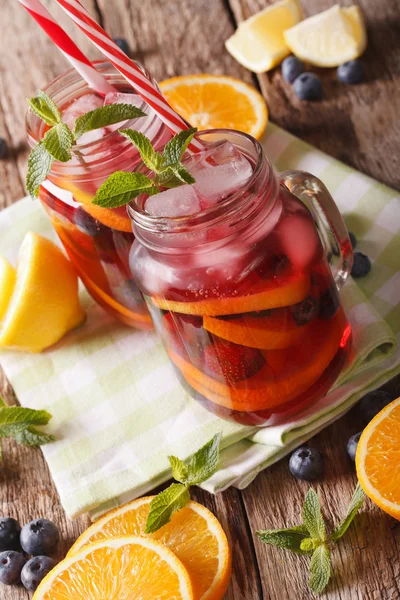 Zitrusfrüchte-Sangria mit Eis und Minze aus nächster Nähe in einem Glas. vertikal — Stockfoto