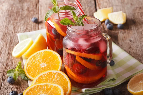 Erfrischende Sangria mit Orangen, Erdbeeren und Blaubeeren Nahaufnahme — Stockfoto