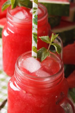 cam kavanozlarda buz ve nane makro ile karpuz suyu. Dikey
