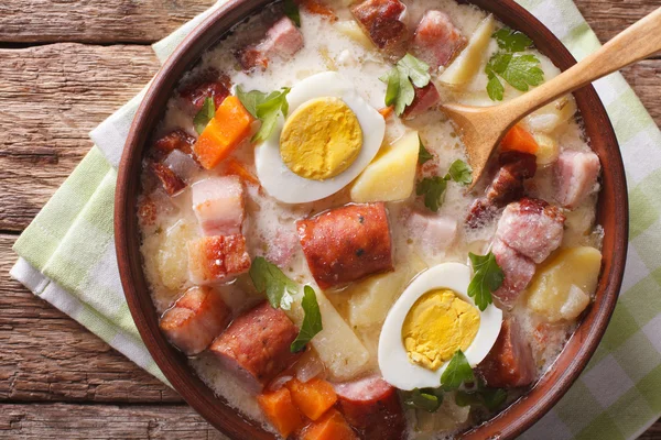 Deliziosa zuppa polacca Zurek con salsiccia e uova in una ciotola. Hor — Foto Stock