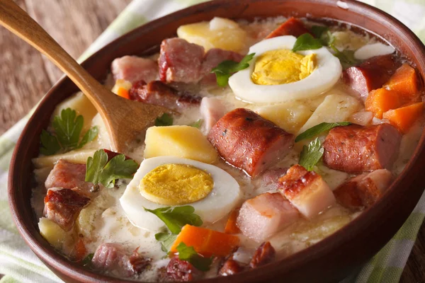 Зурекский суп с овощами, колбасой и яйцами в миске ma — стоковое фото