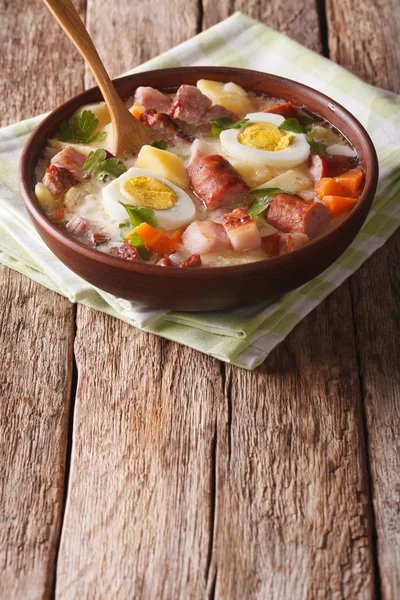 Zuppa di Zurek polacco con salsiccia, verdure e uova sul tavolo — Foto Stock