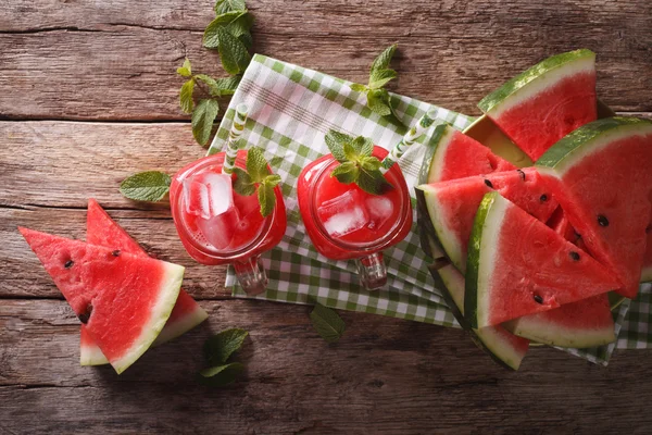 Refreshing watermelon cocktail with ice and mint closeup in a gl — Stock Photo, Image