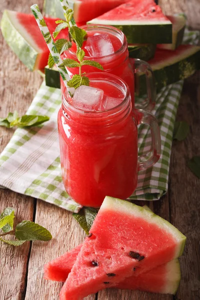 Jugo saludable de sandía con hielo y menta de cerca en un vaso j —  Fotos de Stock