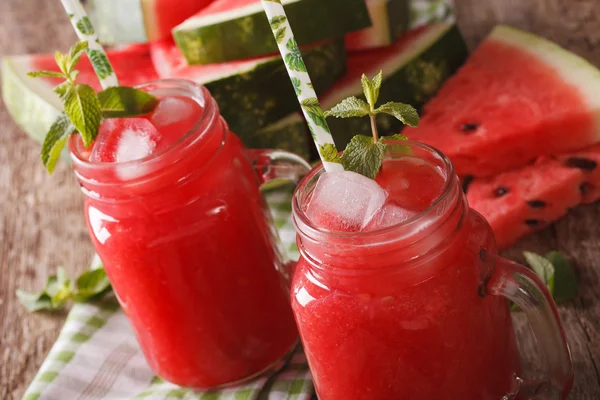 Verfrissende watermeloen cocktail met ijs en munt close up in een g — Stockfoto