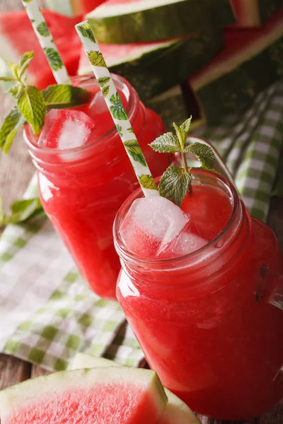 Forfriskende vandmelon cocktail med is og mynte tæt op i en g - Stock-foto