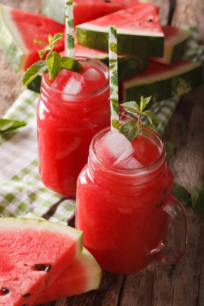 Lekkere watermeloen cocktail met ijs en Mint close up op de Tabl — Stockfoto