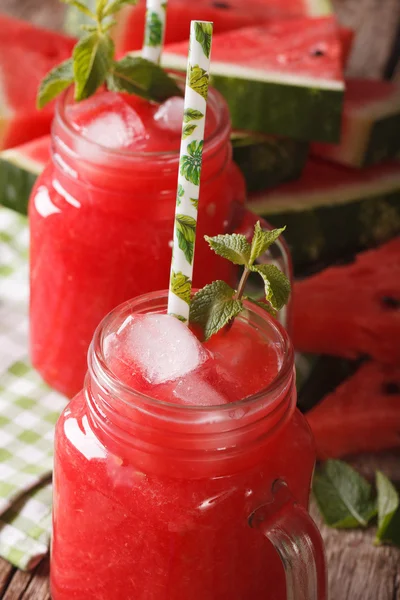 Vers sap van watermeloen met ijs en Mint macro in glazen potten. — Stockfoto