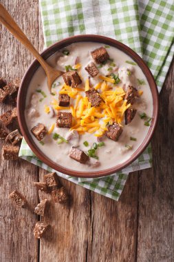 Peynirli ve pastırmalı Bavyera bira çorbası bir kaseye yakın. Ver