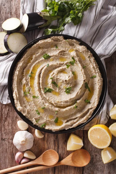 Comida árabe baba ghanoush primer plano e ingredientes. plano vertical — Foto de Stock