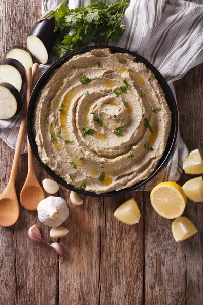Middle Eastern cuisine: baba ghanoush closeup in a plate. vertic — Stock Photo, Image
