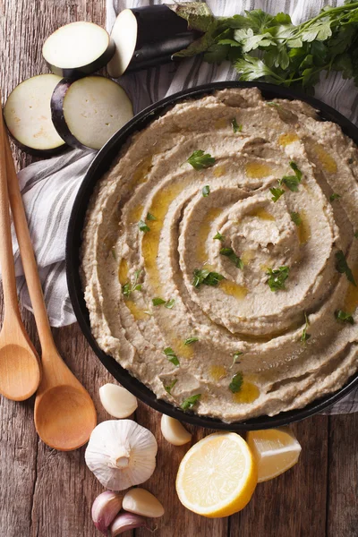 Baba ghanoush eggplant close up on the table. Vertical top view — Stock Photo, Image