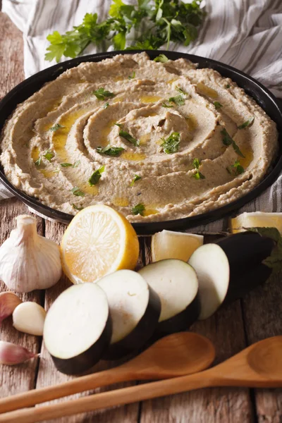 Arabo cibo baba ghanoush primo piano sul piatto e ingredienti . — Foto Stock