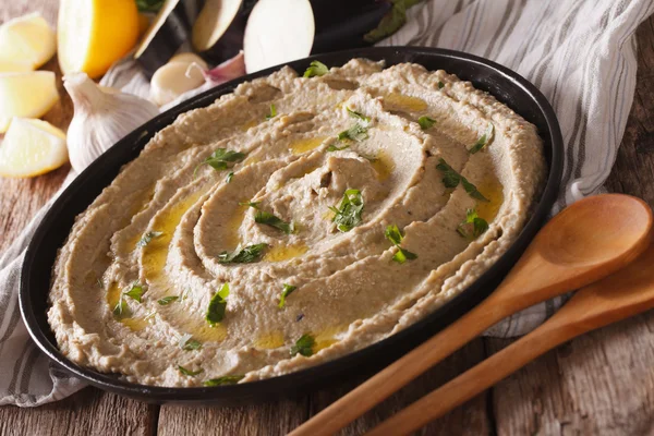 Baba ghanoush closeup with ingredients on the table. horizontal — Stock Photo, Image