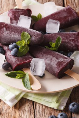 yaban mersini dondurma sopa yakın çekim. dikey