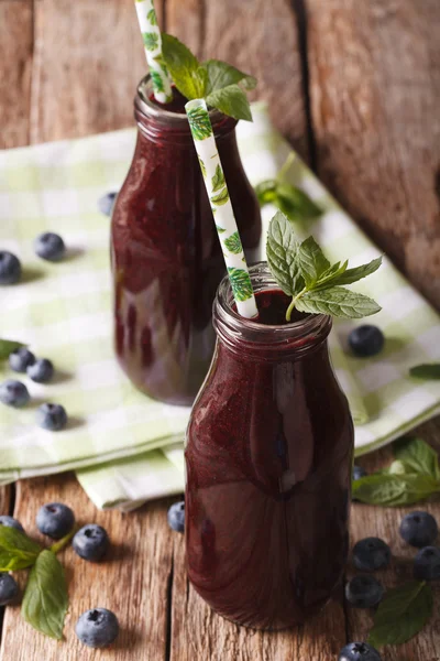 Bosbessensap versierd met munt in een glazen fles close-up o — Stockfoto