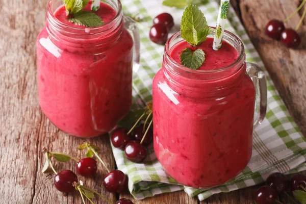 Gezonde cherry cocktail met munt in glazen potten close-up. horizo — Stockfoto