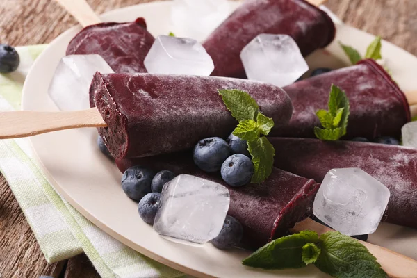 美味的蓝莓冰棍棍宏在盘子上。按 — 图库照片