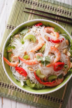 Cam erişte, karides ve sebze makro Tay salatası. Vert