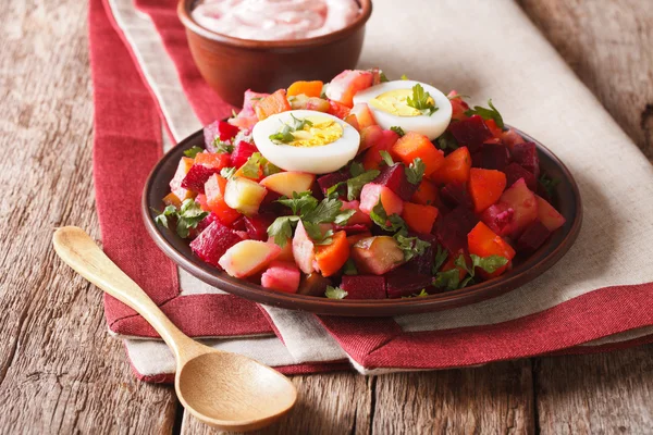 Salada rosolli finlandesa de legumes cozidos e molho de creme perto — Fotografia de Stock